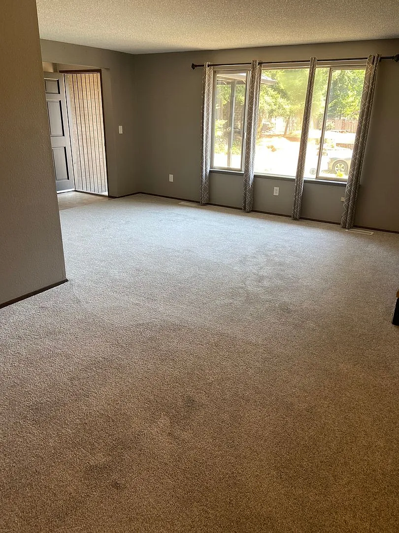 3 Bed Room 1.75 Bath , New Floor Covering , New Interior Paint — Photo 2