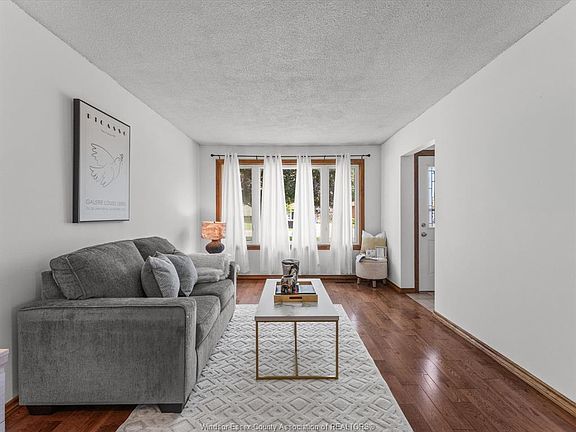4th image of 19 Bruce Ave
