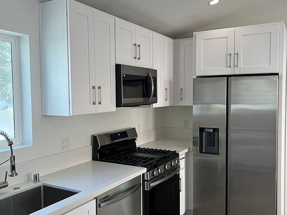 3rd image of 1700 Peppertree Ln #10