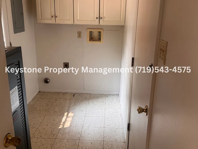 Updated 2 Bedroom Belmont Townhome with Attached Garage & Fenced Yard $1300/$1300 — Photo 22