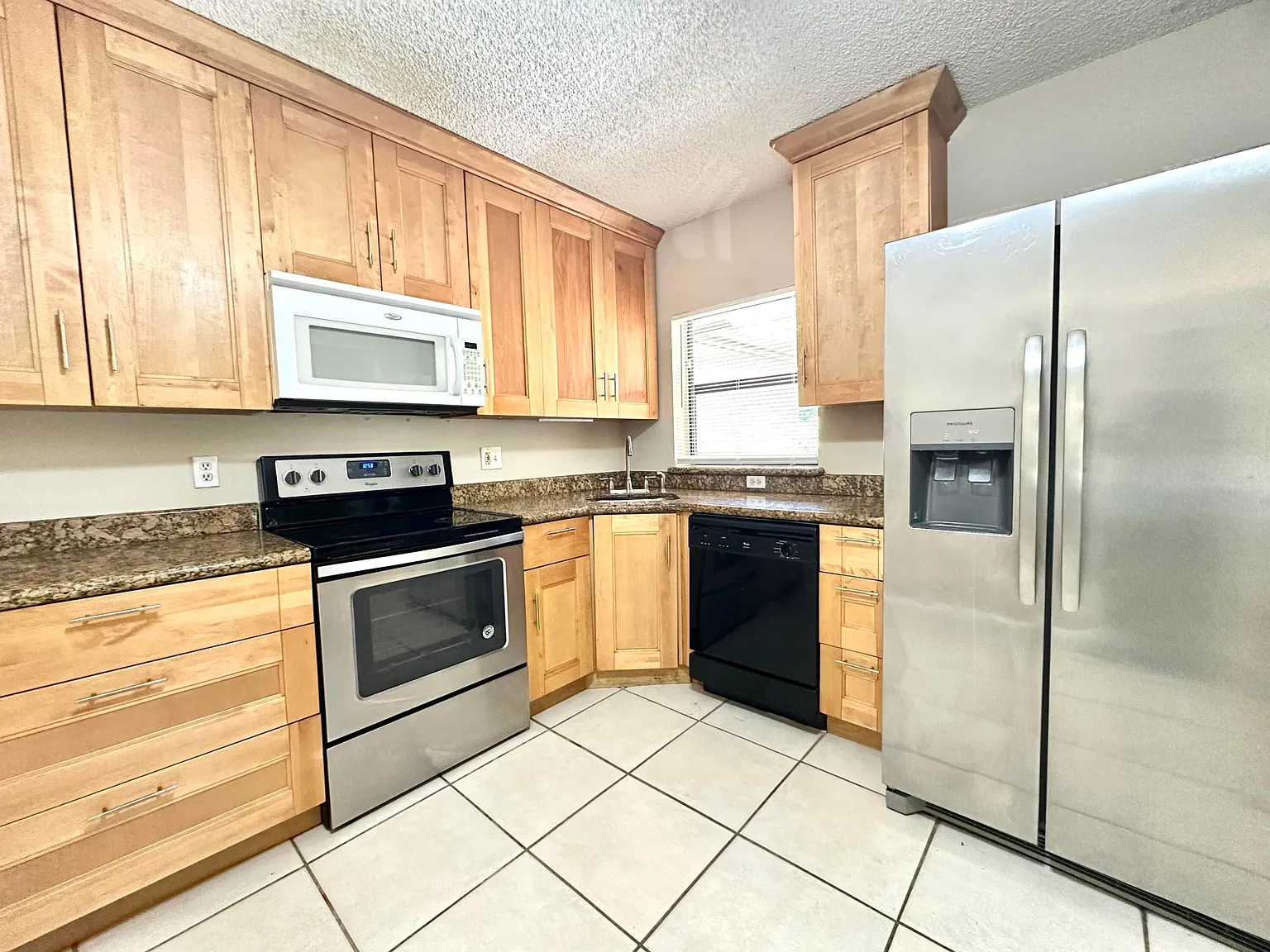2 bed, 978 sqft, $2,000 — Photo 2