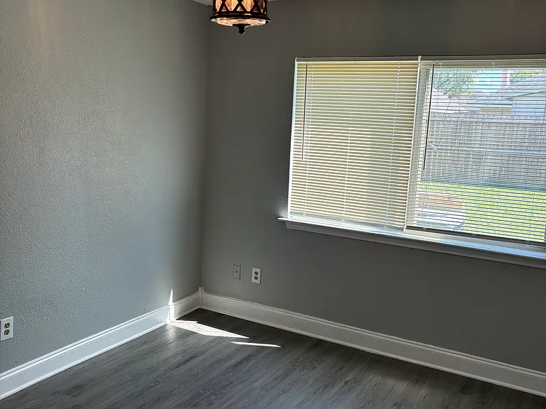 912 Macclesby Ln — Photo 16