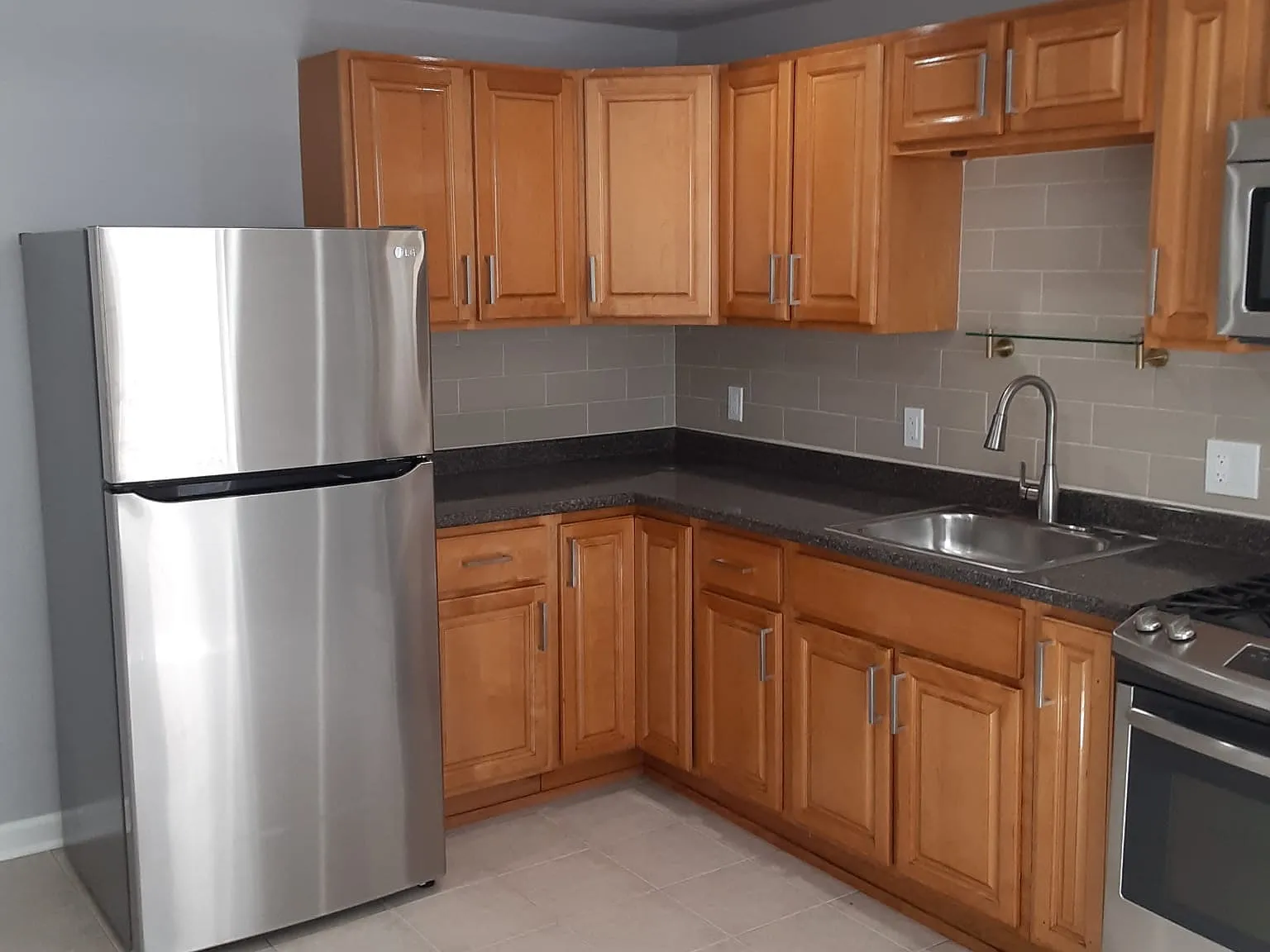3 bed, 1200 sqft, $2,100 — Photo 2