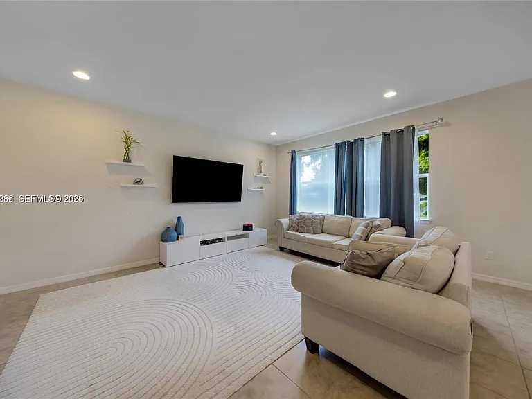 932 Banyan Dr — Photo 6