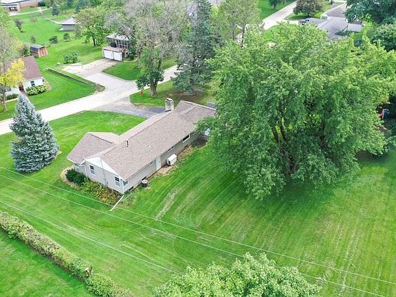 3rd image of 915 Circle Dr