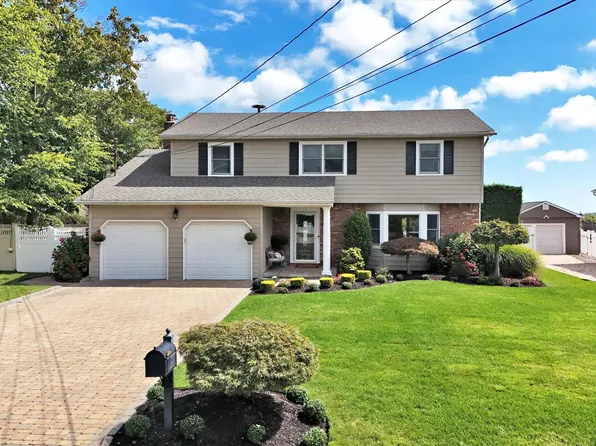 209 Bellevue Road, Oakdale, NY 11769