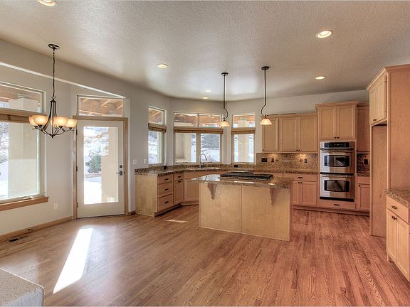 Open kitchen with eat-in are