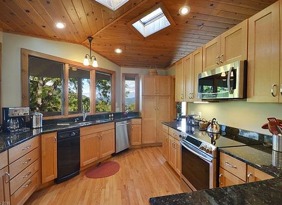 4th image of 220 Silverbell Ln