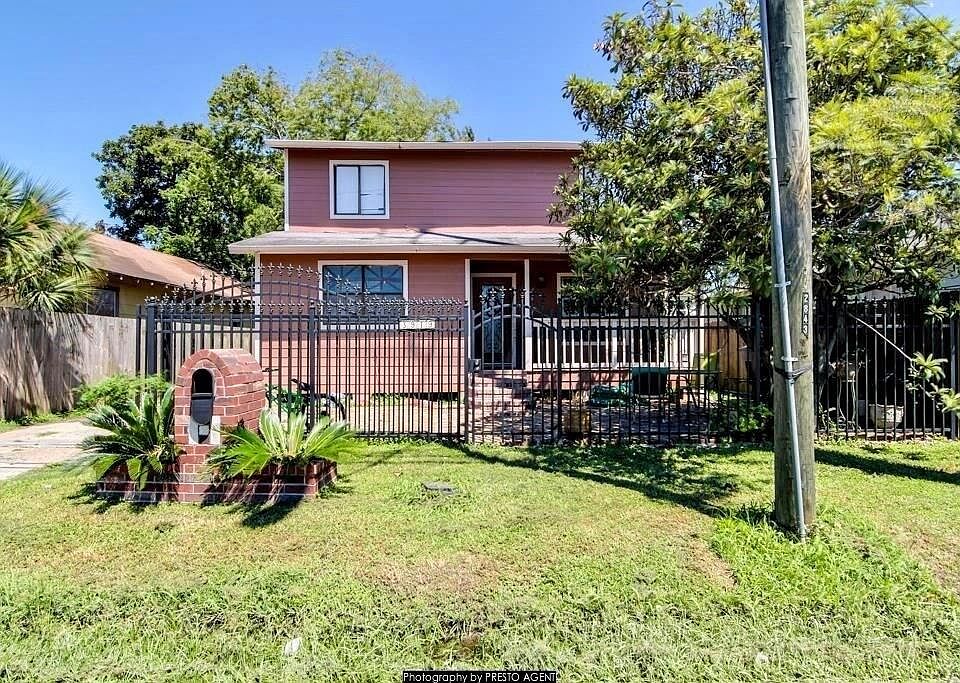 Front of the home- iron gate closes for safety.