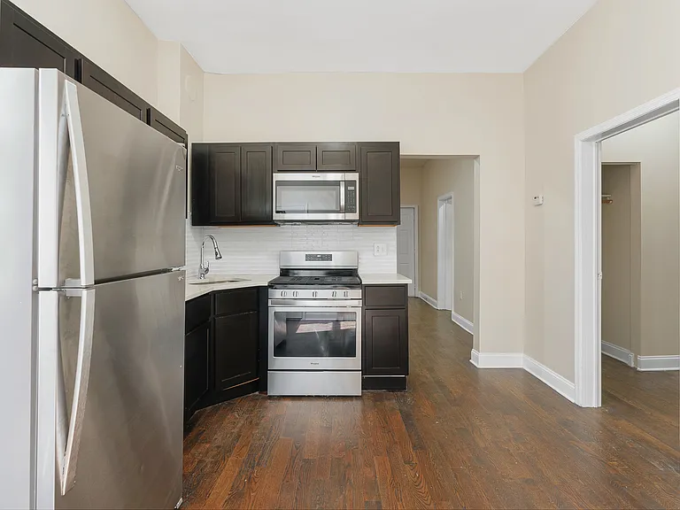 1955 W Chicago Ave #2R — Photo 4