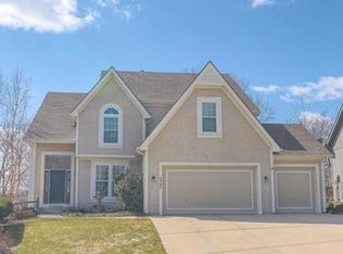6285 NW Forest Dr, Parkville, MO 64152