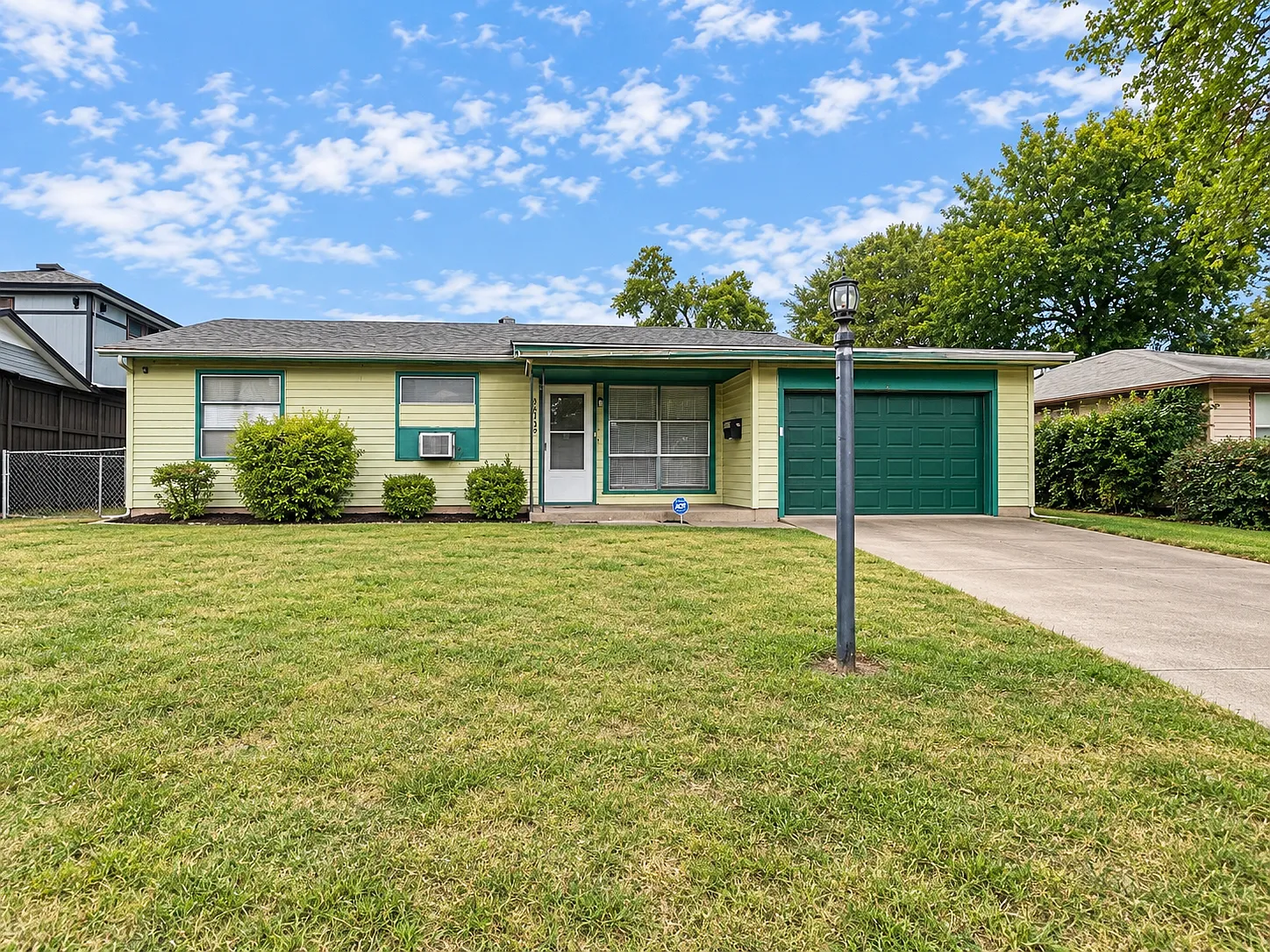 3 bed, 908 sqft, $1,900 — Photo 1