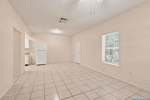 4 bed, 2.0 bath, 1400 sqft, $1,425 — Photo 2