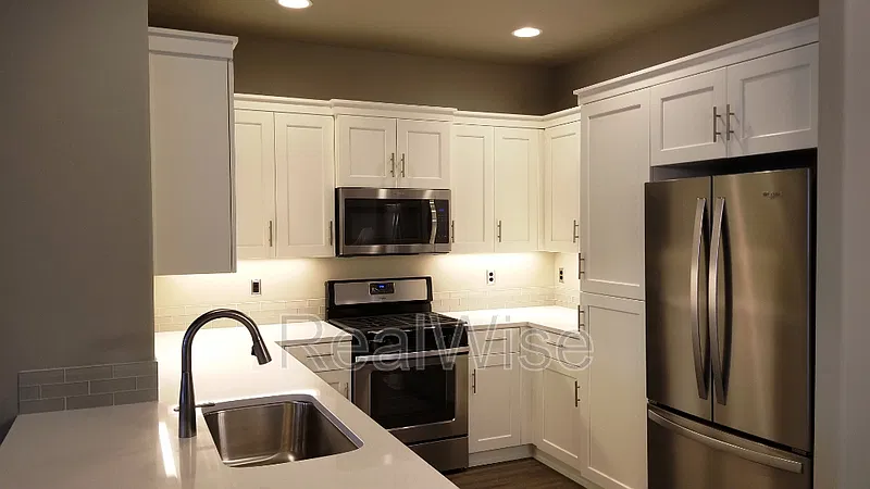 3 bed, 2.5 bath, 1790 sqft, $2,450 — Photo 2