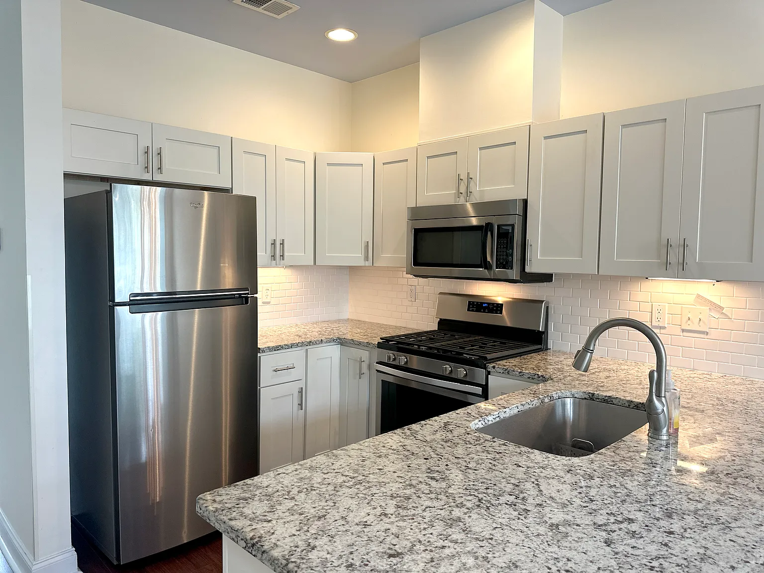 2 bed, 2.5 bath, 1128 sqft, $2,500 — Photo 2