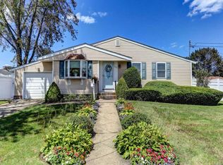 305 Lake Ave, Deer Park, NY 11729