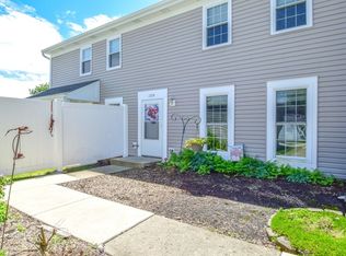 1379 Carriage Way, Roselle, IL 60172