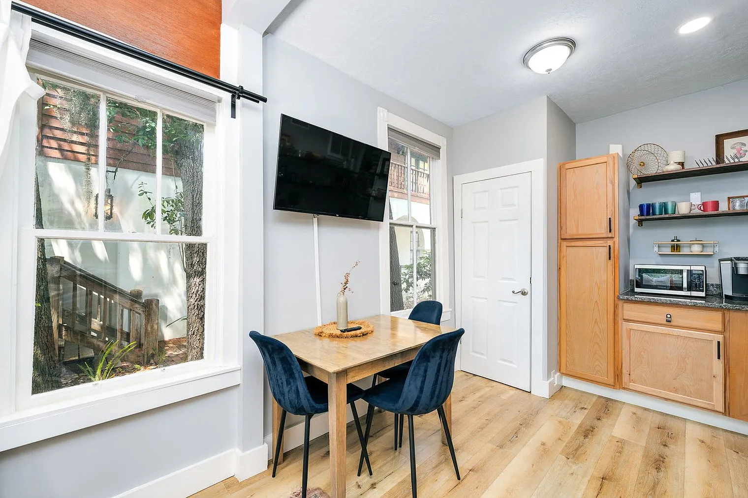 2 bed, 1.0 bath, 398 sqft, $6,612 — Photo 4
