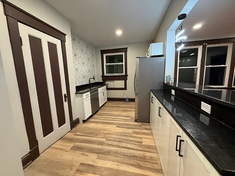 2035 Weyer Ave #5 — Photo 9
