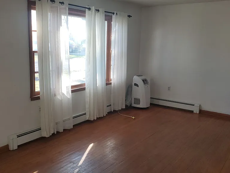 4607 Waterloo Dr — Photo 2