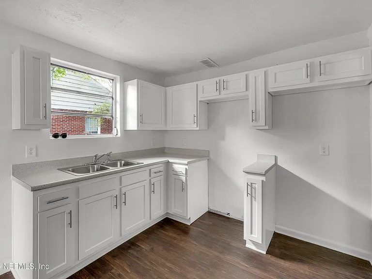 503 W 16th St — Photo 8