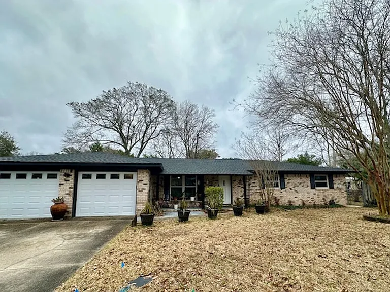 203 Hastings Ct — Photo 1