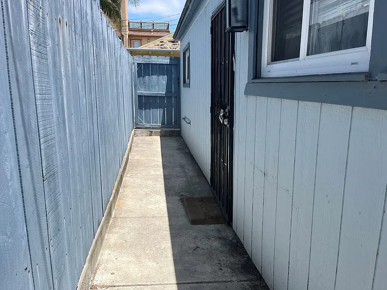 1227-1231.5 Hornblend Street — Photo 3