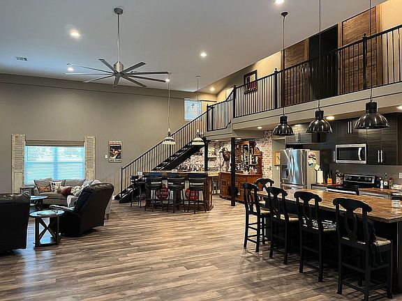 2nd image of 14101 Villa Ln