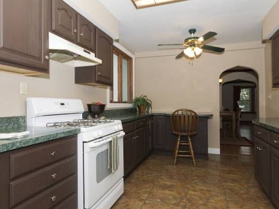 Kitchen w/breakfst bar