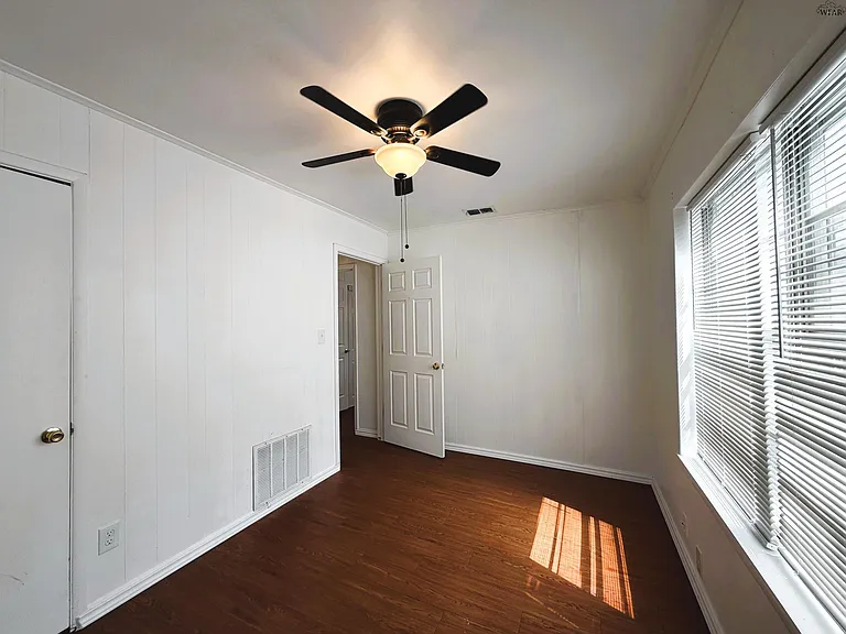 2951 Moffett Ave — Photo 20