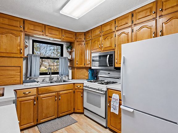 3rd image of 534 Lake Shore Dr