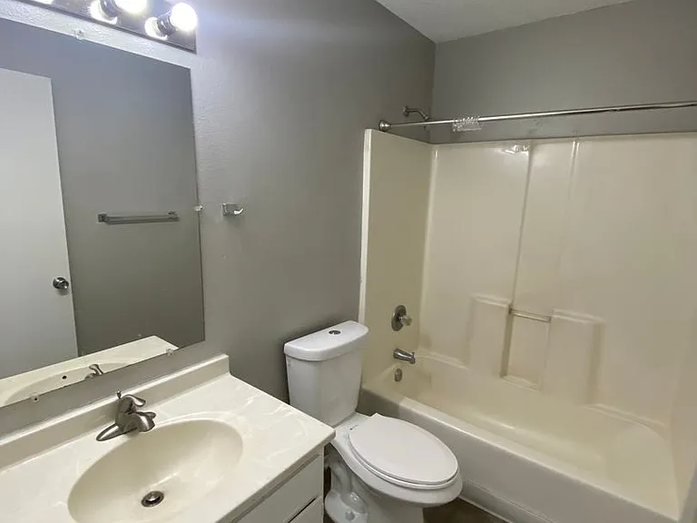 3018 SE 17th Street — Photo 10