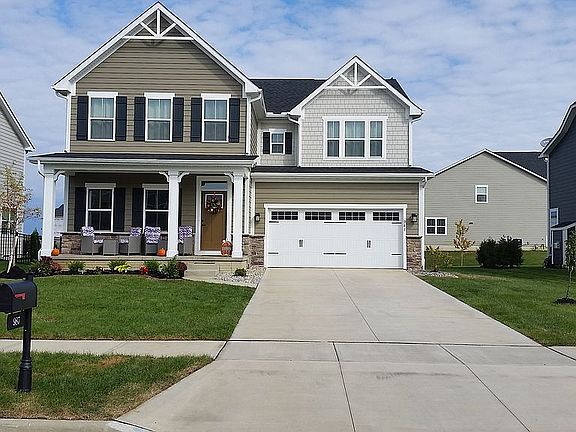 3rd image of 987 Balmoral Dr