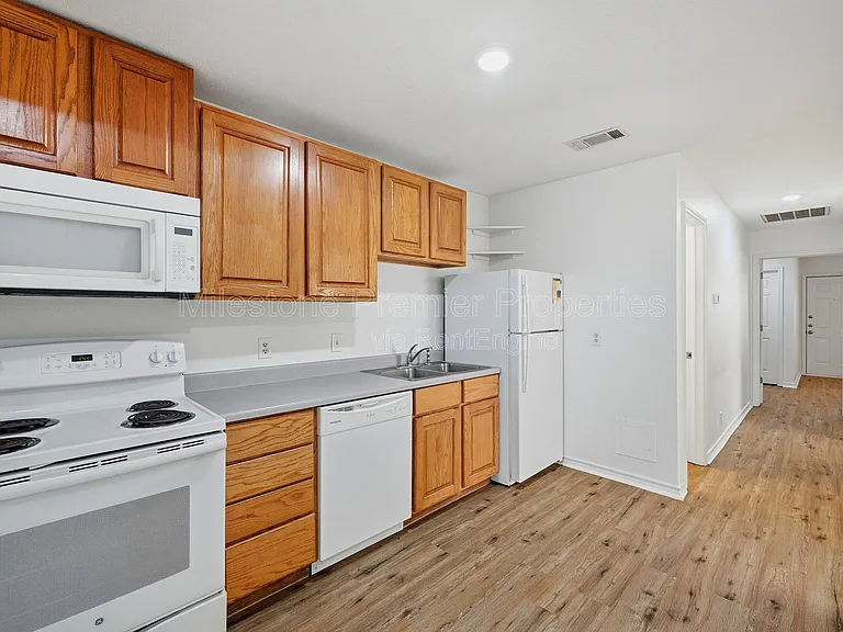 906 W Houston St #1 — Photo 8