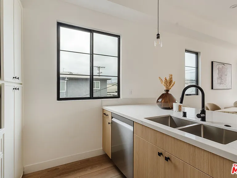 1952 1/2 S Garth Ave #1/2 — Photo 6