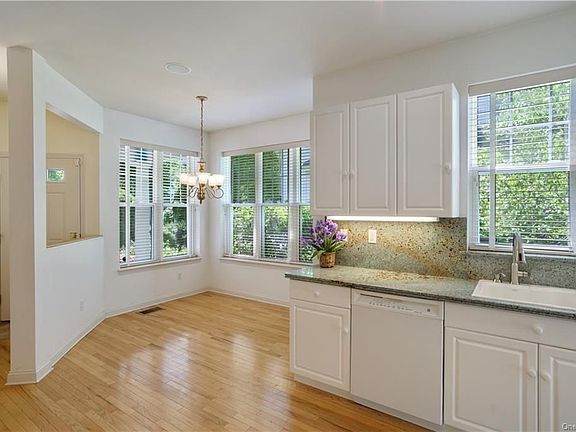 5th image of 16 Briarbrook Dr