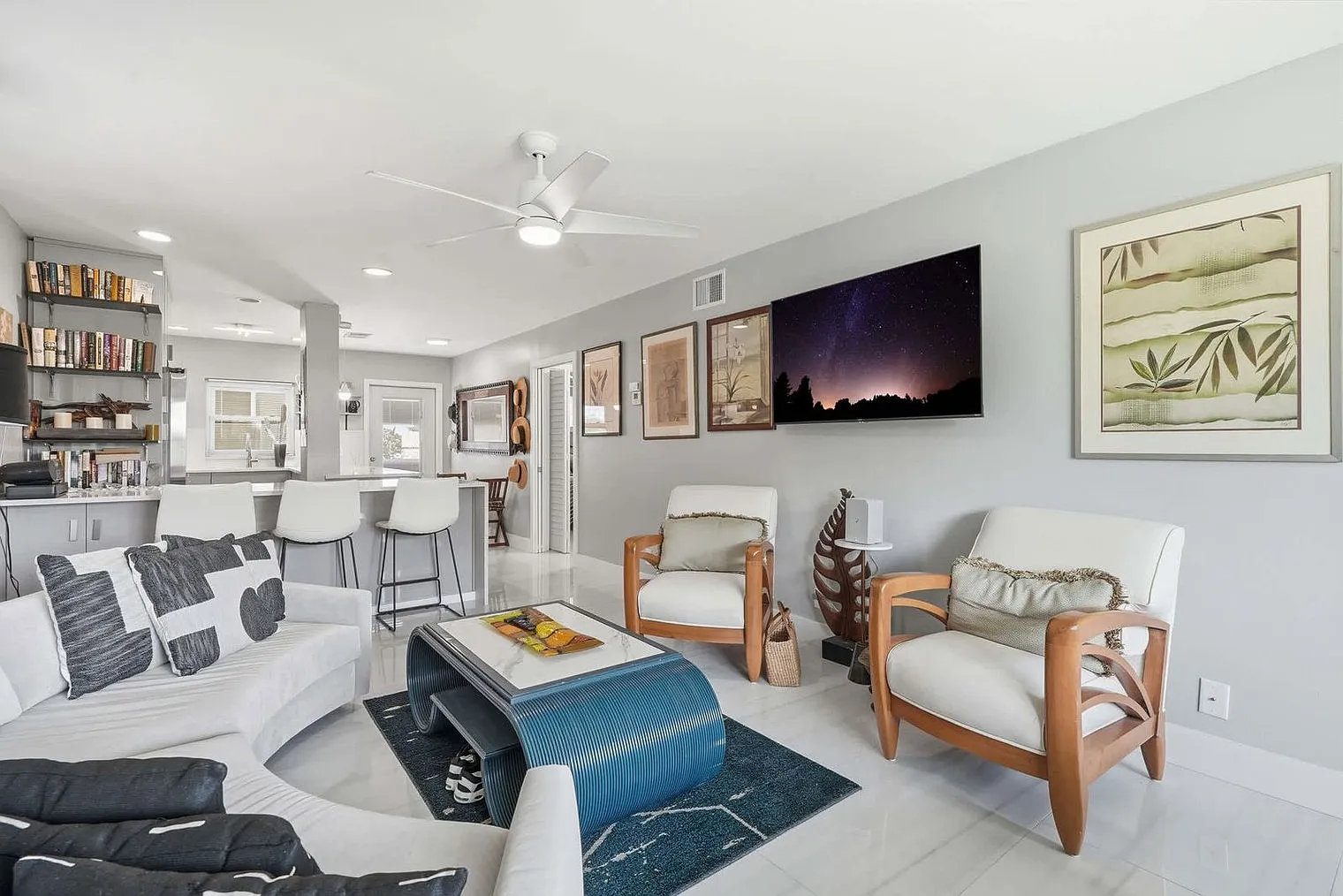 2 bed, 2.0 bath, 882 sqft, $9,420 — Photo 2