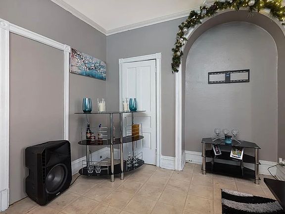 4th image of 1012 Penn St APT 2