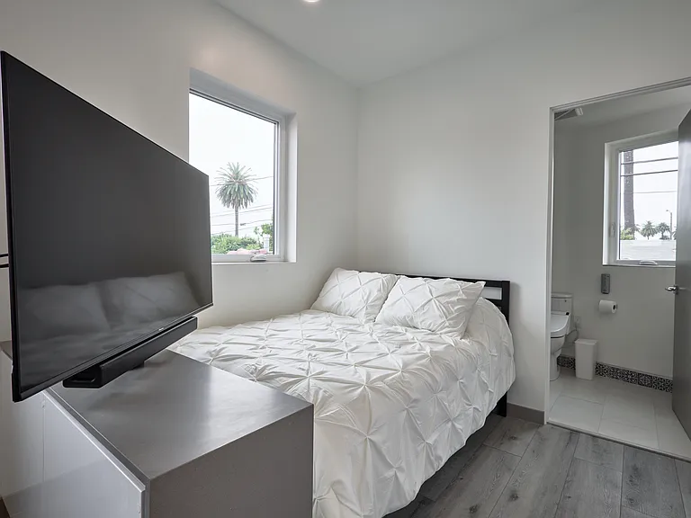 2929 S La Brea Ave — Photo 20