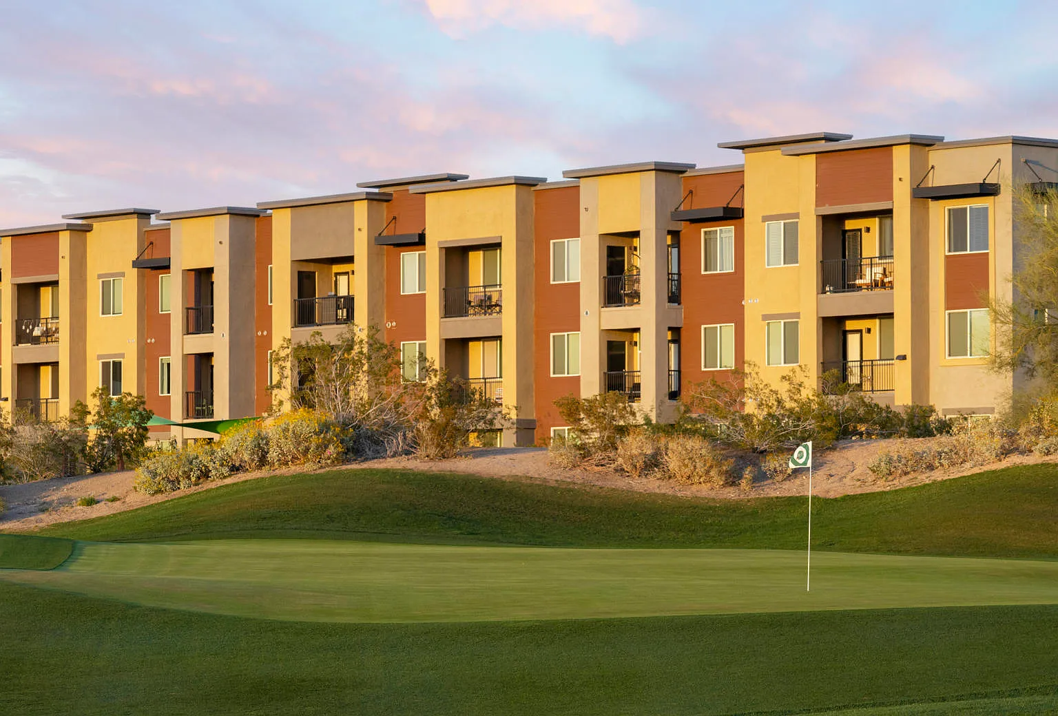 Longbow Luxury Apartments — Photo 1