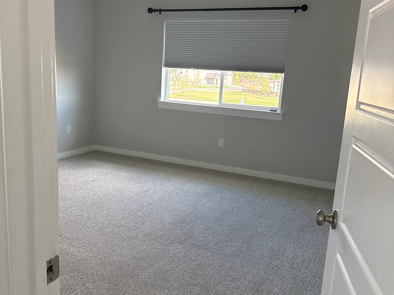 5 bed, 2317 sqft, $1,050 — Photo 2