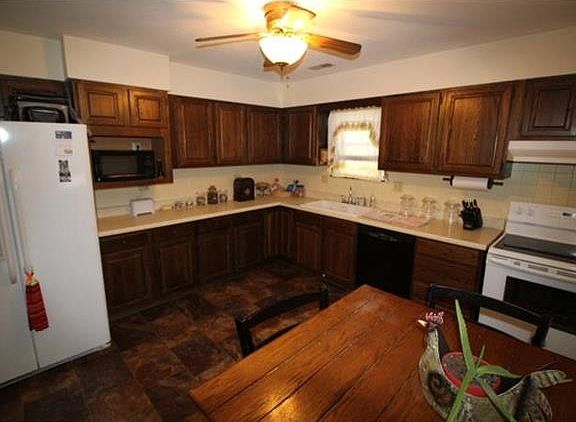 4th image of 131 E 3rd St