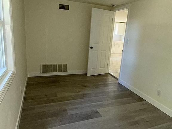 5th image of 8 Catalpa Ln
