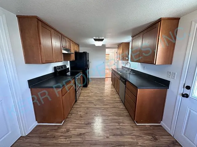 Charming 3-Bedroom Retreat in Estacada Spacious 1,370 Sq Ft Haven! — Photo 4
