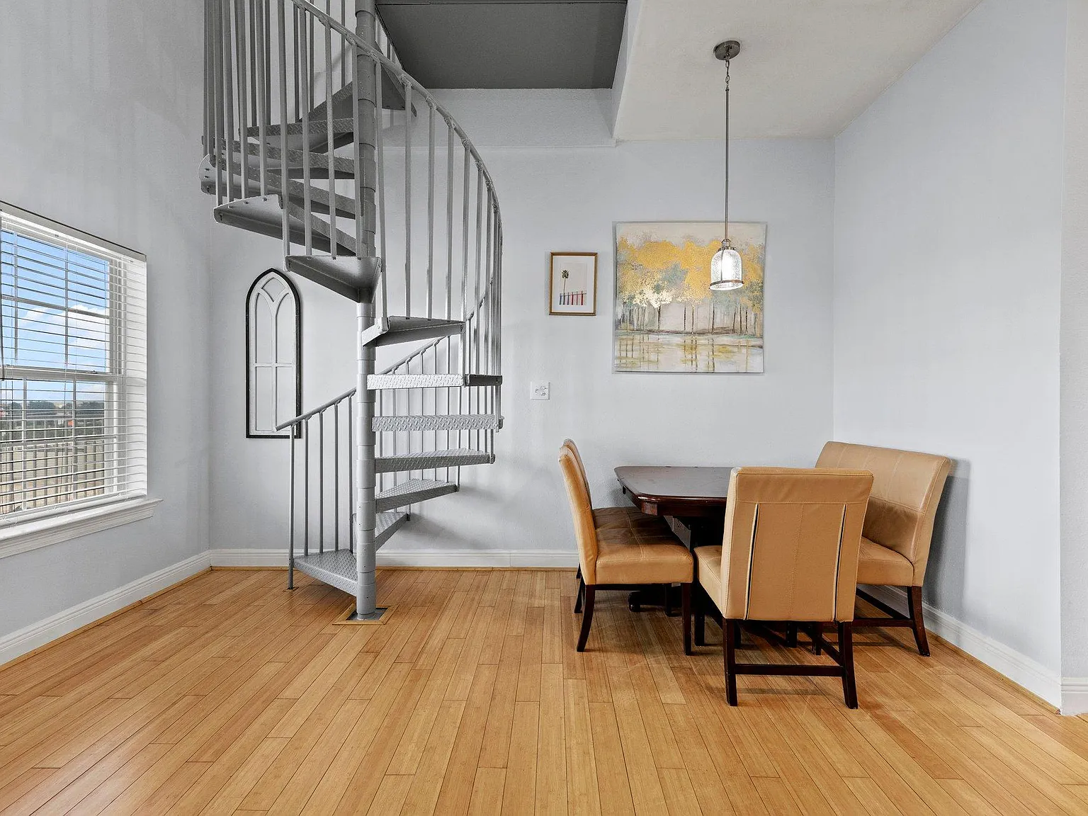 2 bed, 2.5 bath, 1850 sqft, $1,999 — Photo 2