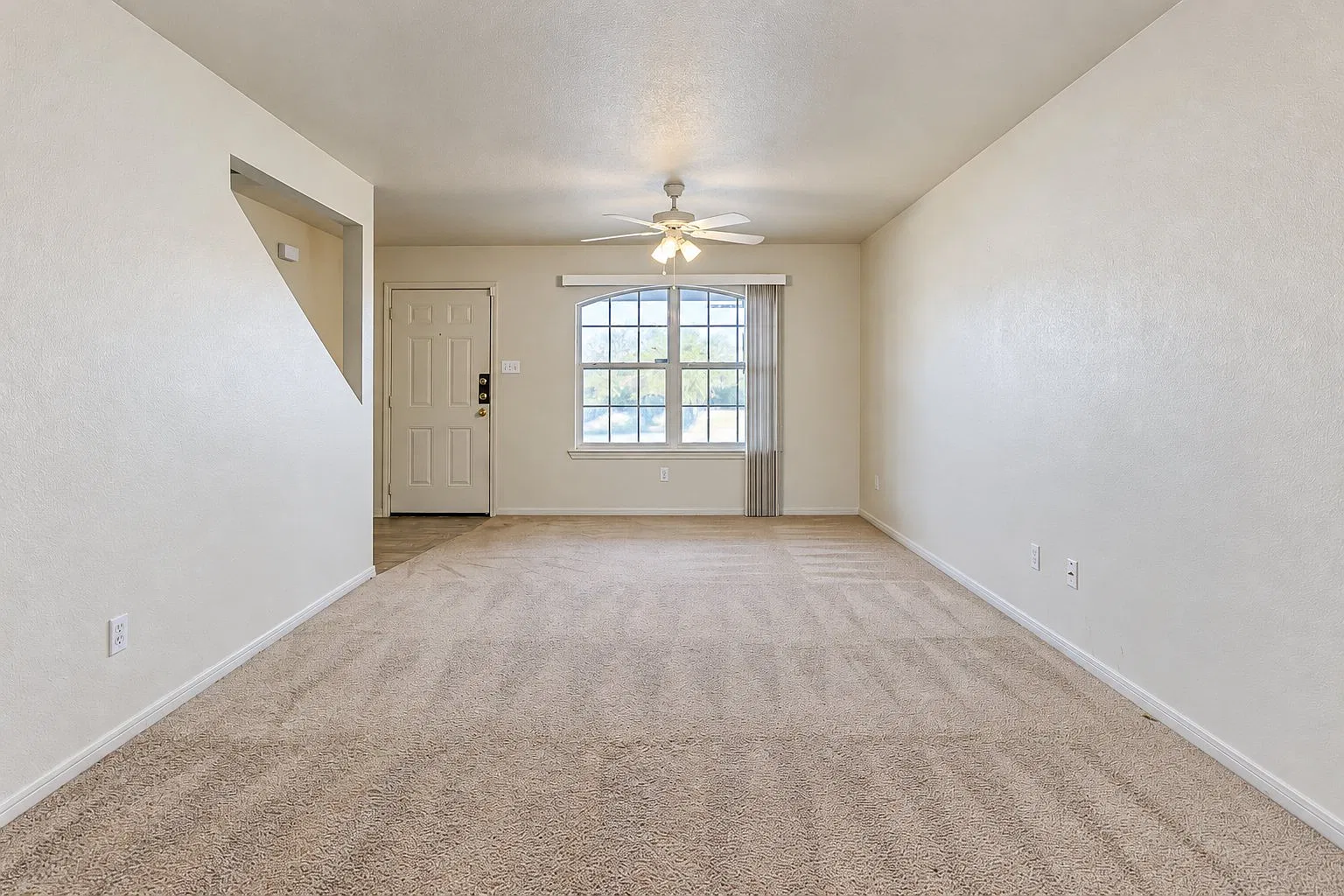 102 E. Robin Lane - B — Photo 4
