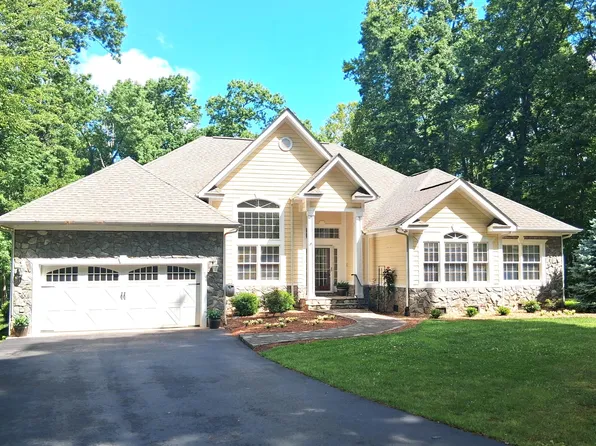 160 Galley Dr, Moneta, VA 24121