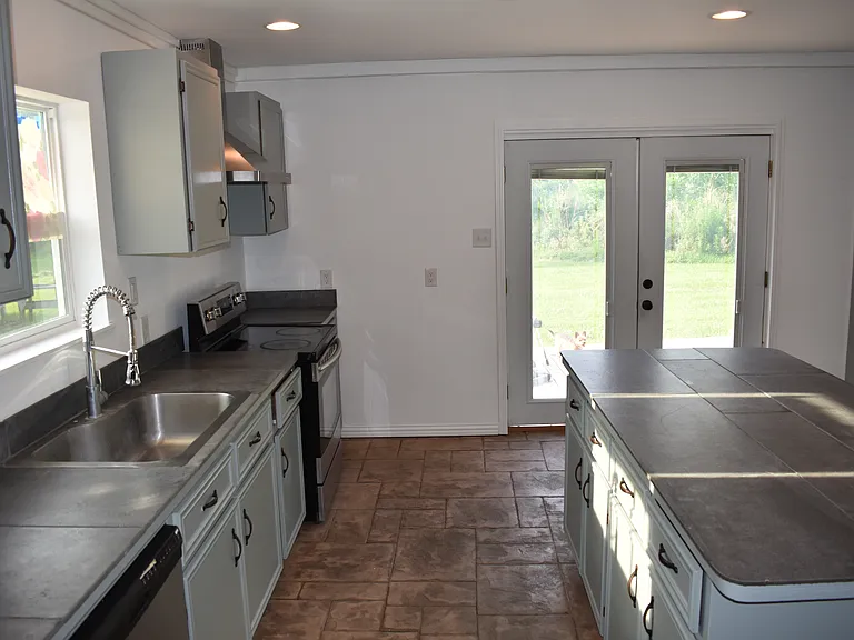 13925 Calhoun Rd — Photo 16