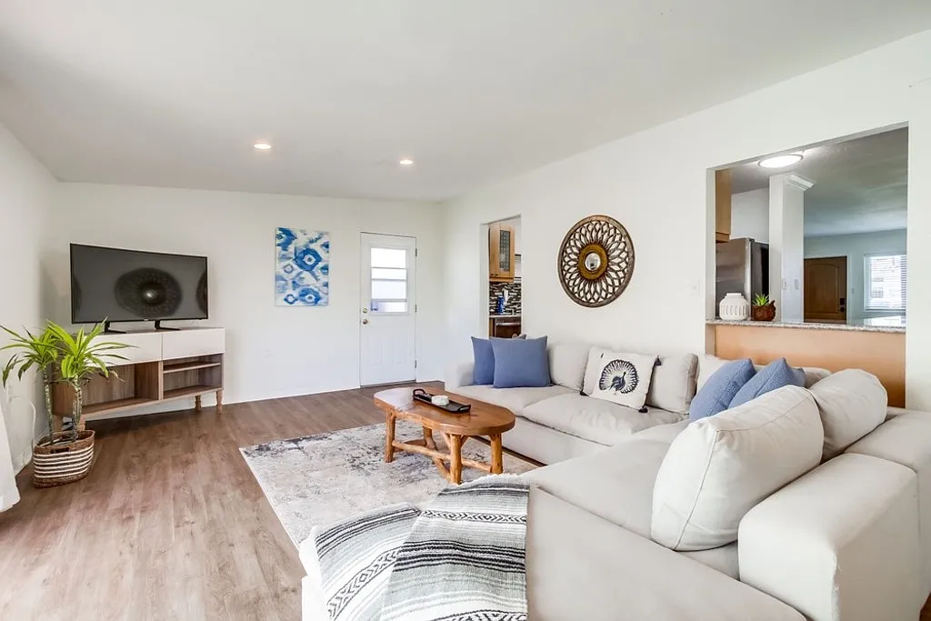2 bed, 1.0 bath, $5,825 — Photo 3