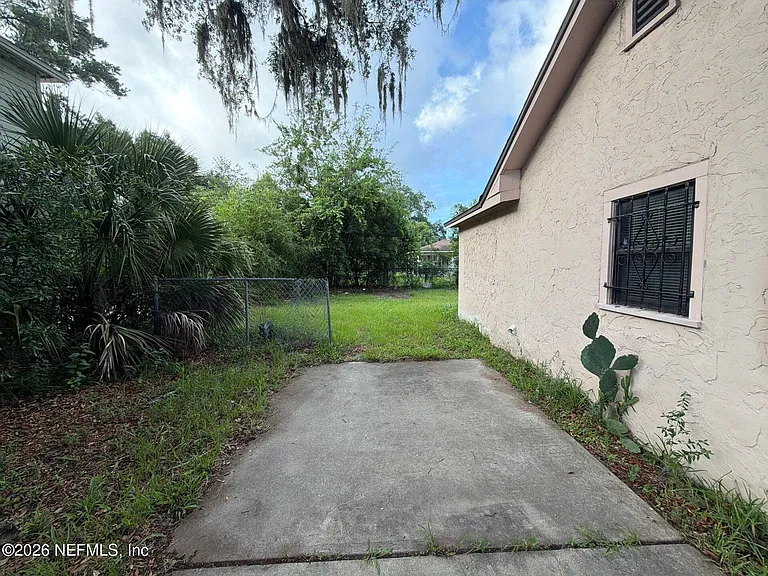 1454 Winthrop St — Photo 3